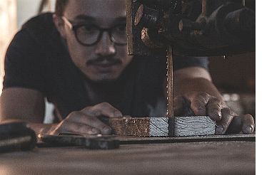 Ein sich selbst hassendes Community Mitglied richtet sich mit der Stichsäge.