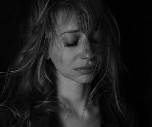 Ein trauriges Camgirl weint um seinen gestohlenen Content