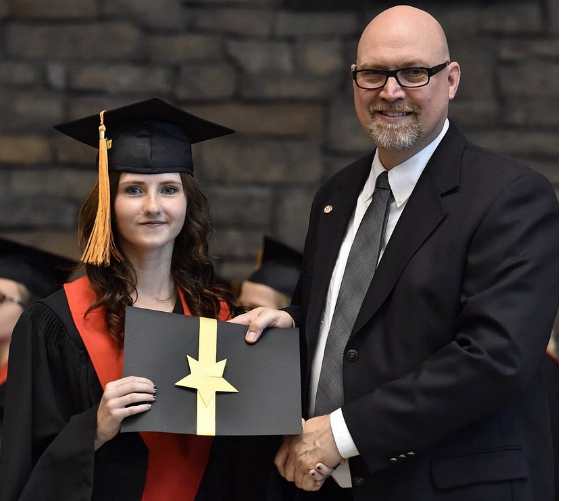 Deutsche Webcam-Girls bekommen ihr Diplom überreicht.