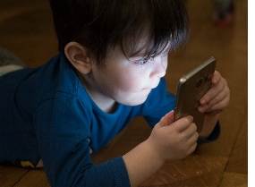 Ein Schutzbefohlener zieht sich Pornostreams auf Chaturbate rein.