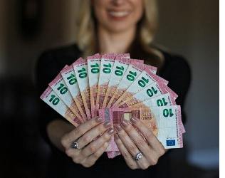 Auf Onlyfans verdient die halbnackte Streamerin Millionen.