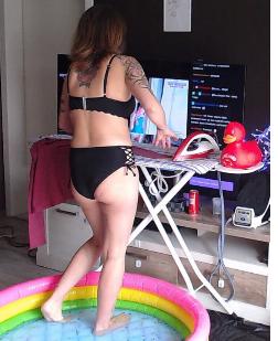 Twitch Bügelfrau Wonderland04200 macht einen Nervenkitzel Stream.