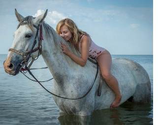 Eine Streamerin reitet mit Verstand auf der Hasswelle.