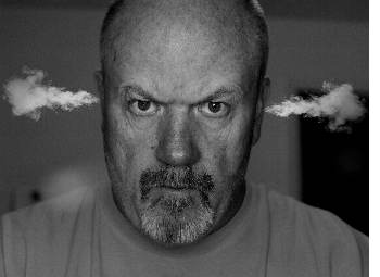 Der komprimierte Hass des Haters bahnt sich den Weg ins Freie.