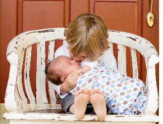 Fritzchen macht Bitcoins im Darknet und bekommt von Mutti den Po versohlt.