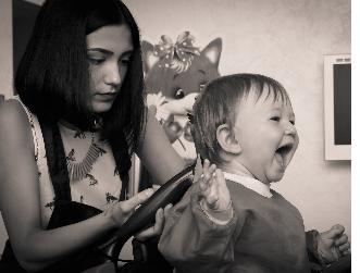 Der Schutzbefohlene Fridolin lacht höhnisch über eine schlecht bezahlte Frisöse.