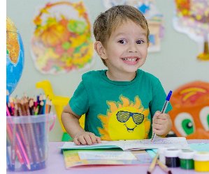 Kleine Kinder stecken sich allerlei Sachen in den Po.