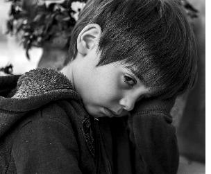 Ein Schutzbefohlener ist traurig, denn seine Liebe nimmt einen unglücklichen Verlauf.