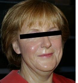 Ein unfähiges Webcam-Girl bekommt seine süße Schnute nicht auf.