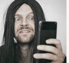 Der Wahnsinn steht dem potentiellen Vergewaltiger ins Gesicht geschrieben.