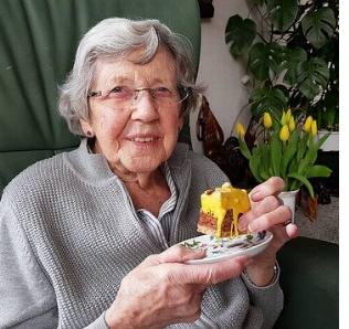 Das reife Webcam-Girl isst einen Käsekuchen um sich für die GroupShow zu stärken.