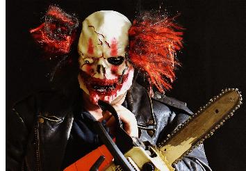 Der Horror-Clown Stalker zerlegt sein Webcam-Girl, um sich scheibchenweise an ihm zu vergehen.