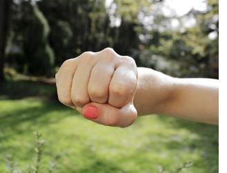 Der Stalker bekommt vom Webcam-Girl die Fresse poliert